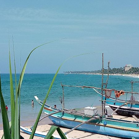 Githmini Beach House And Toures Hikkaduwa Esterno foto