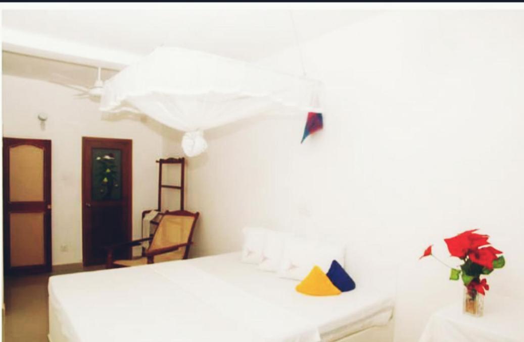 Githmini Beach House And Toures Hikkaduwa Esterno foto