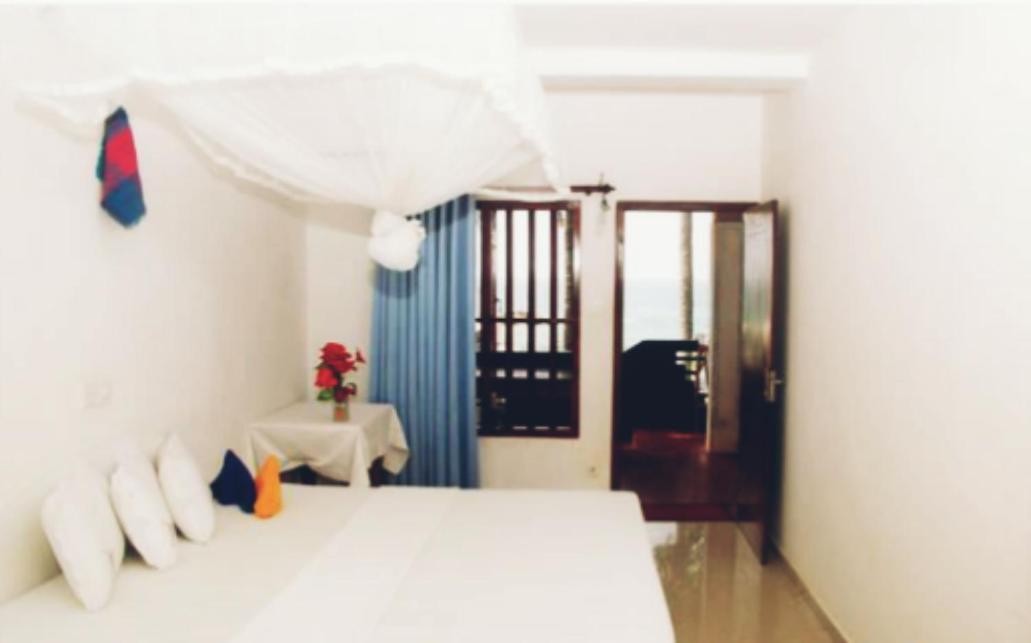 Githmini Beach House And Toures Hikkaduwa Esterno foto
